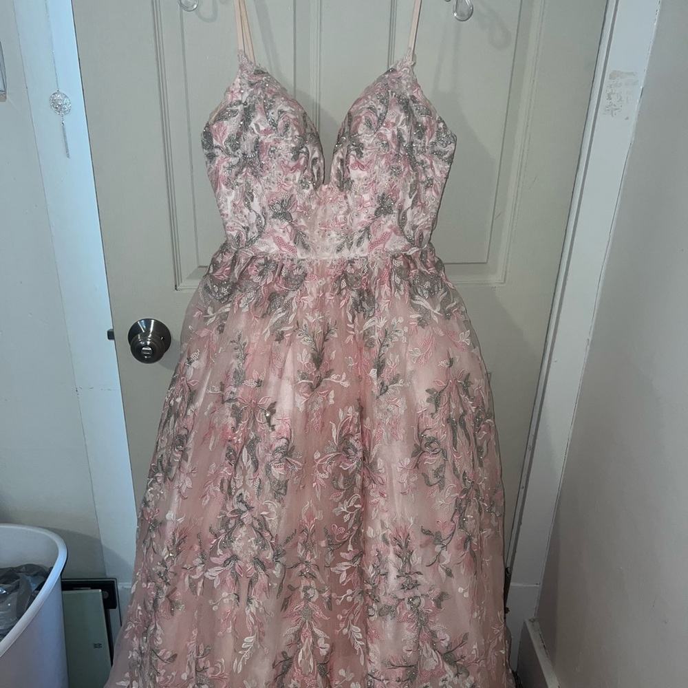 Selling a Sherri Hill Prom Dress, Size 8